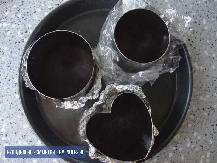 Складываем печенье в формочки