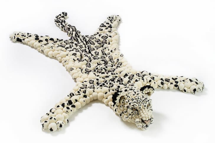 коврик из помпонов в виде шкуры тигра