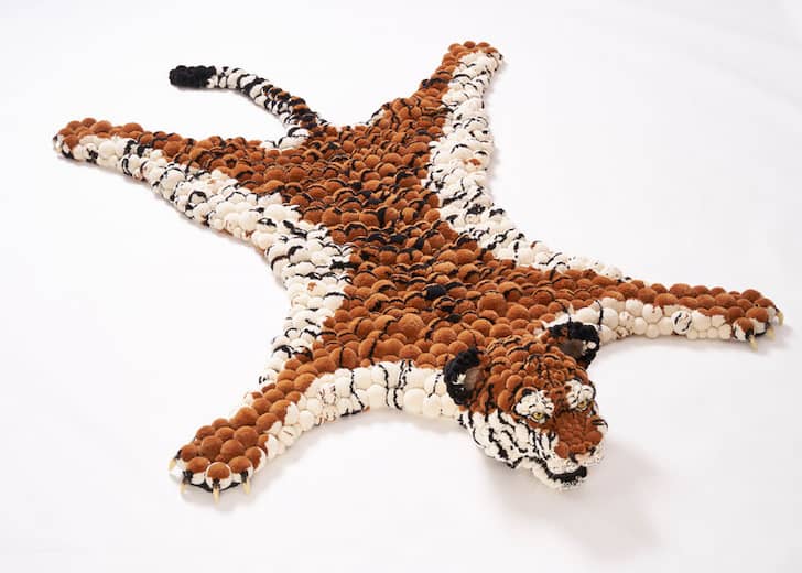 коврик из помпонов в виде шкуры тигра