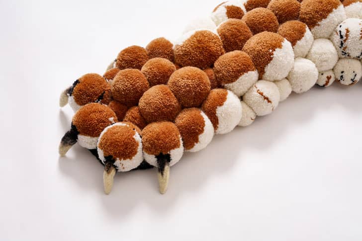 коврик из помпонов в виде шкуры тигра