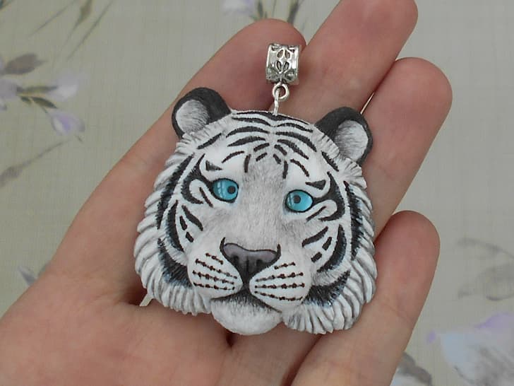 Подвеска из полимерной глины тигр