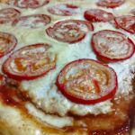 Открытый дрожжевой пирог с куриным фаршем и помидорами