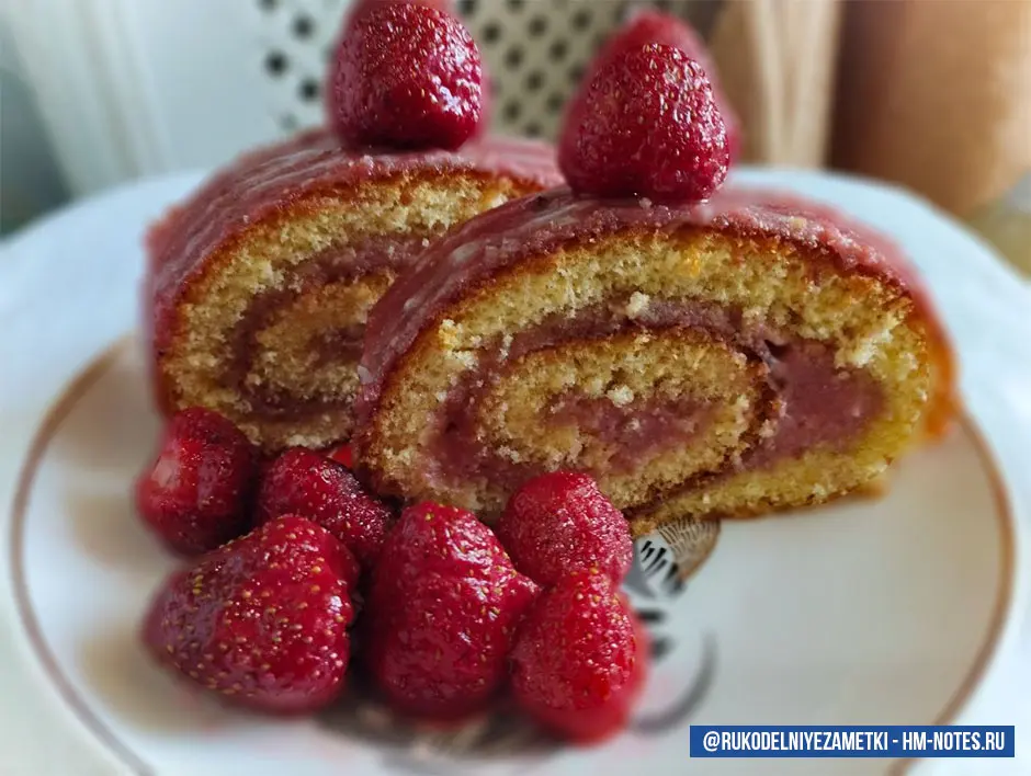Бисквитный рулет с клубничным курдом